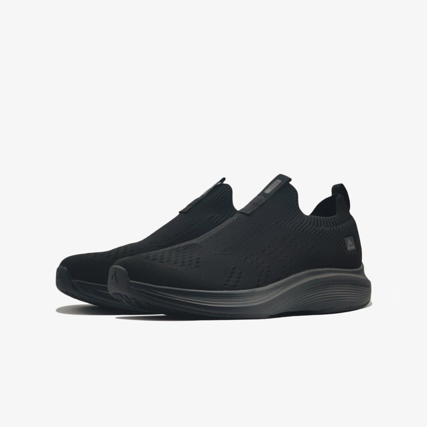 Peak sports shoes all black