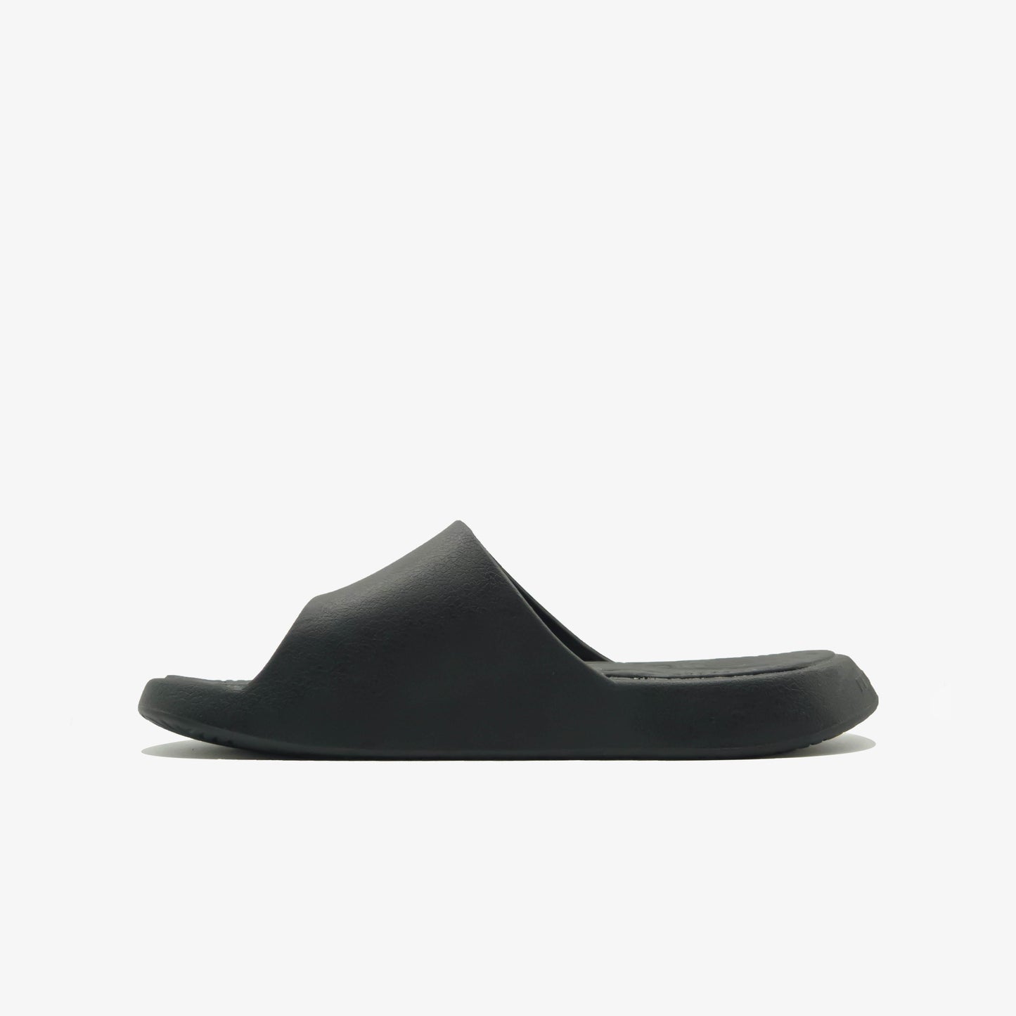 Peak slippers black gold